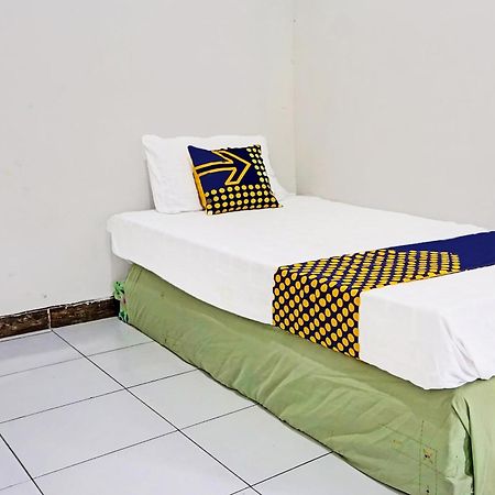 Oyo Life 91896 Kost Bu Dewi Syariah 호텔 파수루안 외부 사진