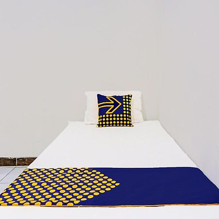 Oyo Life 91896 Kost Bu Dewi Syariah 호텔 파수루안 외부 사진