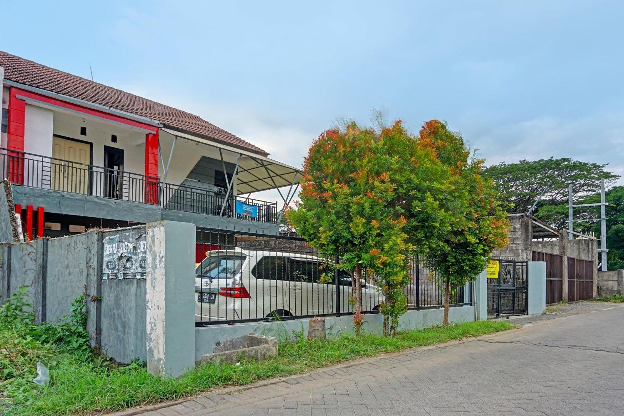 Oyo Life 91896 Kost Bu Dewi Syariah 호텔 파수루안 외부 사진