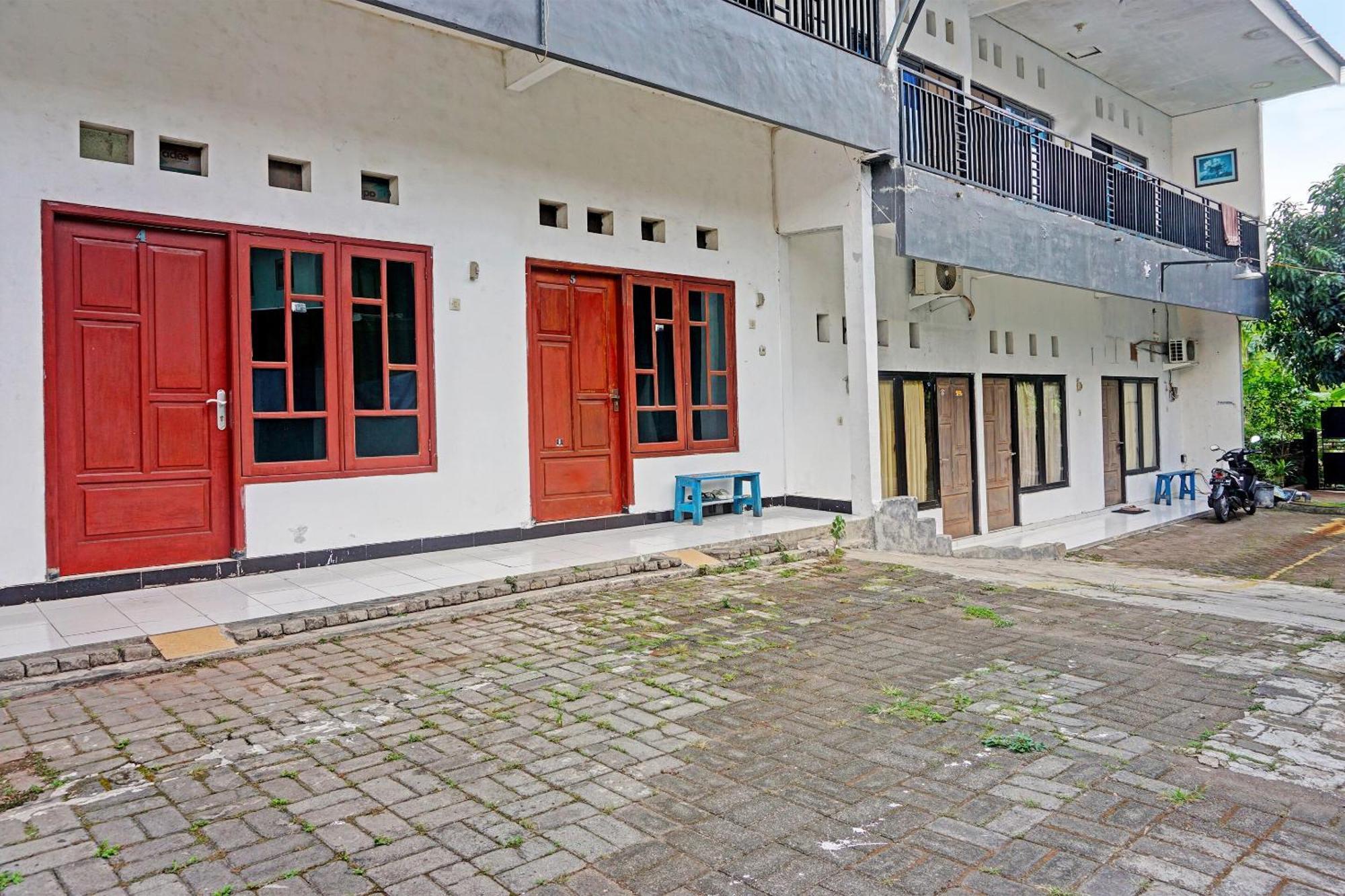Oyo Life 91896 Kost Bu Dewi Syariah 호텔 파수루안 외부 사진
