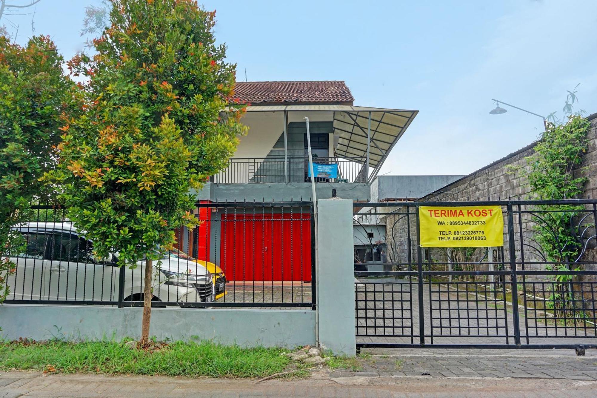 Oyo Life 91896 Kost Bu Dewi Syariah 호텔 파수루안 외부 사진